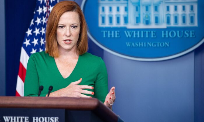 La secretaria de prensa de la Casa Blanca, Jen Psaki, habla durante la conferencia de prensa diaria en la Sala Brady de la Casa Blanca en Washington el 6 de agosto de 2021. (Saul Loeb/AFP a través de Getty Images)