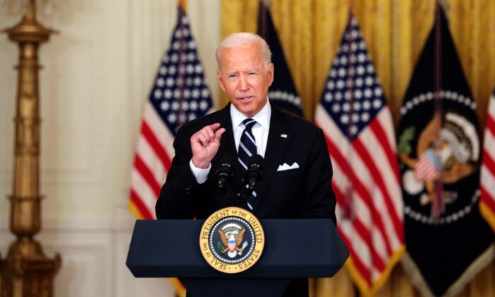 El presidente Joe Biden gesticula mientras hace declaraciones sobre la respuesta a la COVID-19 y sobre el programa de vacunación en el Salón Este de la Casa Blanca el 18 de agosto de 2021. (Anna Moneymaker/Getty Images)