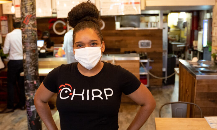Karla Martinez, gerente del restaurante Chirp en el Garment District de Manhattan, en Nueva York, el 4 de agosto de 2021. (Petr Svab/The Epoch Times)