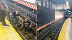Rescatan a un hombre en silla de ruedas que cayó a las vías del metro de Nueva York