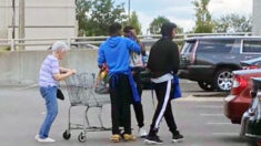 Transeúnte ve a 3 jóvenes ayudando a anciana a llevar su compra al auto y decide recompensarlos