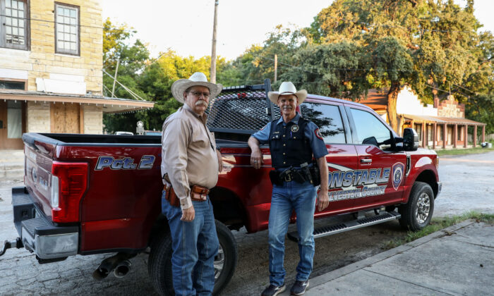 El alguacil del condado de Kinney, Brad Coe (izquierda), y el alguacil de Galveston, Jimmy Fullen, frente a la oficina del alguacil en Brackettville, Texas, el 16 de agosto de 2021. (Charlotte Cuthbertson/The Epoch Times)