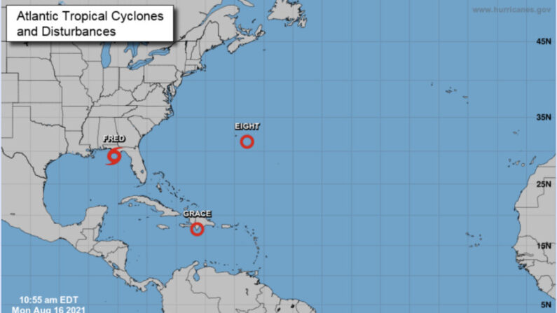 Un mapa que muestra los ciclones tropicales y las perturbaciones en el Océano Atlántico a las 10:55 a.m. ET del 16 de agosto de 2021. (NHC) 