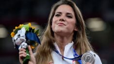 Atleta subasta su medalla olímpica para pagar cirugía de corazón que salvará la vida de un bebé