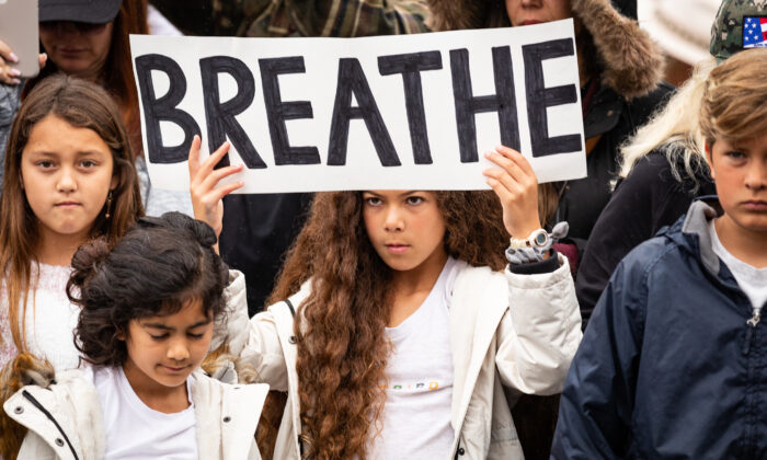 Padres y estudiantes se reúnen para protestar por el uso de mascarillas frente al Departamento de Educación del Condado de Orange en Costa Mesa, California, el 17 de mayo de 2021. (John Fredricks/The Epoch Times)