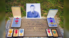 Veterano compra medallas de la II Guerra Mundial en una venta de garaje y las regresa al dueño