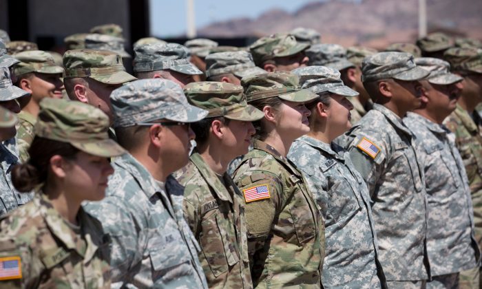 Miembros de la Guardia Nacional escuchan instrucciones en la Reserva Militar de Papago Park en Phoenix el 9 de abril de 2018. (Caitlin O'Hara/ /AFP/Getty Images)
