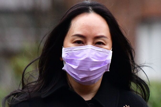 La directora financiera de Huawei, Meng Wanzhou, deja su casa en Vancouver para asistir a la Corte Suprema de Columbia Británica, en Vancouver, Columbia Británica, el 12 de enero de 2021. (Don MacKinnon/AFP a través de Getty Images)