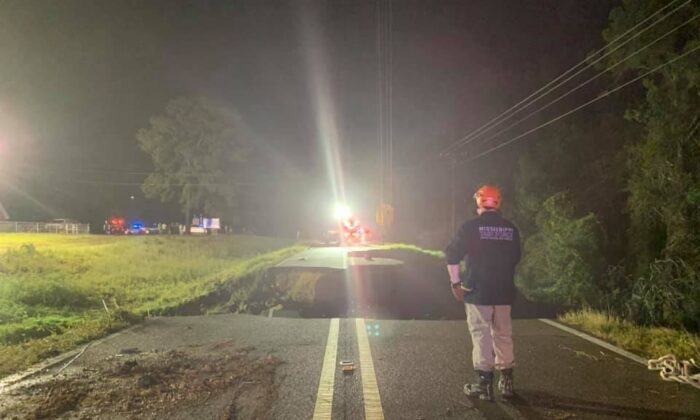 Policías estatales, junto a otras agencias, en la zona donde colapsó una parte de la autopista 26, cerca de Crossroads Road, en el condado de George, Mississippi, el 31 de agosto de 2021. (Cortesía de la Patrulla de Carreteras de Mississippi)