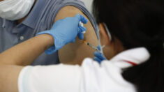 Dos personas mueren en Japón tras recibir la vacuna Moderna de un «lote contaminado»