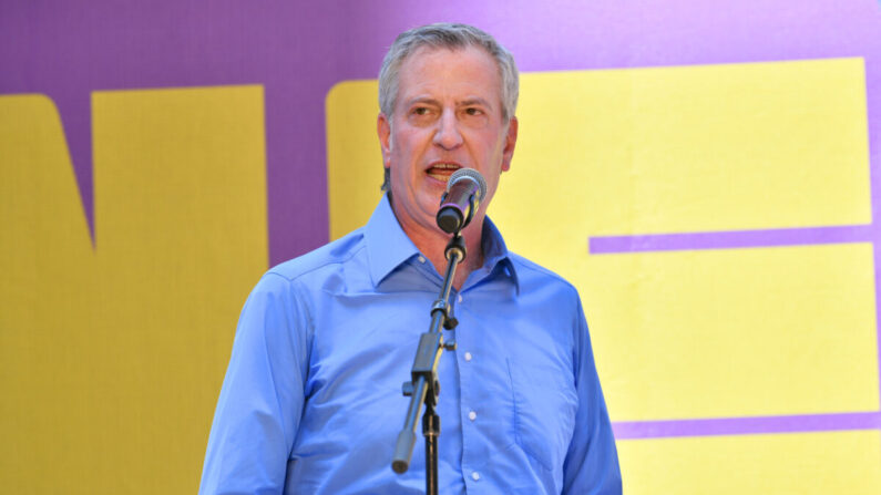 El alcalde de la ciudad de Nueva York, Bill de Blasio, en un evento en Times Square, Nueva York, el 5 de junio de 2021. (Bryan Bedder/Getty Images para New 42)