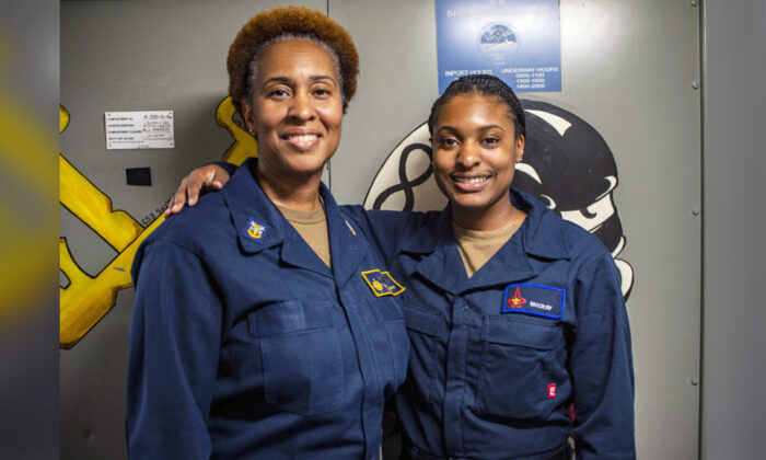 La especialista en logística Tanya McCray (izq.) con su hija, la marinera especialista en logística Racquel McCray. (Cortesía de Gary Prill vía DVIDSHUB)