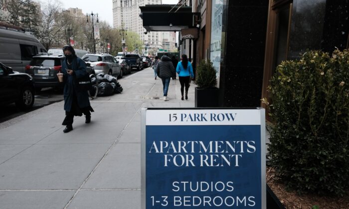 Se anuncian apartamentos en el bajo Manhattan en la ciudad de Nueva York el 16 de abril de 2021. (Spencer Platt/Getty Images)