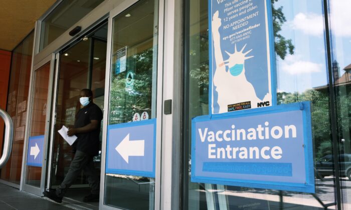 Una farmacia, operada por la ciudad, anuncia la vacuna anti-COVID en un vecindario de Brooklyn, en la ciudad de Nueva York, el 30 de julio de 2021. (Spencer Platt/Getty Images)