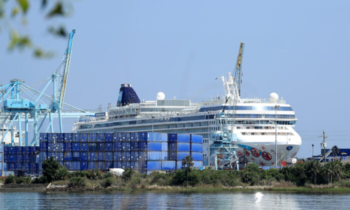 El crucero Norwegian Pearl de Norwegian Cruise Line permanece atracado en el puerto de Jacksonville durante un brote de virus del PCCh en Jacksonville (Florida) el 27 de marzo de 2020. (Sam Greenwood/Getty Images)