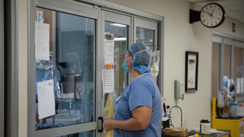 Un profesional de la salud se prepara para entrar en la habitación de un paciente de COVID-19 en la UCI del Hospital del Condado de Van Wert en Van Wert, Ohio, el 20 de noviembre de 2020. (Megan Jelinger/AFP vía Getty Images) 