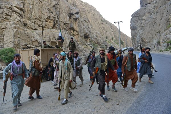 Personal del movimiento de resistencia afgano y de las fuerzas de levantamiento antitalibán patrullan a lo largo de una carretera en Rah-e Tang, en la provincia de Panjshir, el 29 de agosto de 2021. (Ahmad Sahel Arman/AFP vía Getty Images)