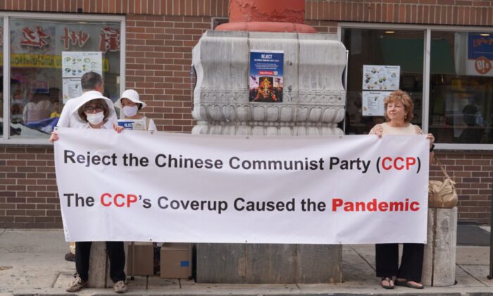 La gente se concentró en el barrio chino de Filadelfia el 8 de agosto, con el tema de exponer las atrocidades del comunismo y concienciar sobre los peligros del socialismo y el comunismo. (William Huang/The Epoch Times)