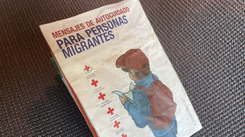 Un panfleto publicado por la Cruz Roja titulado "Mensajes de autocuidado para personas migrantes" estaba siendo llevado por un inmigrante ilegal en Uvalde, Texas. (Charlotte Cuthbertson/The Epoch Times)