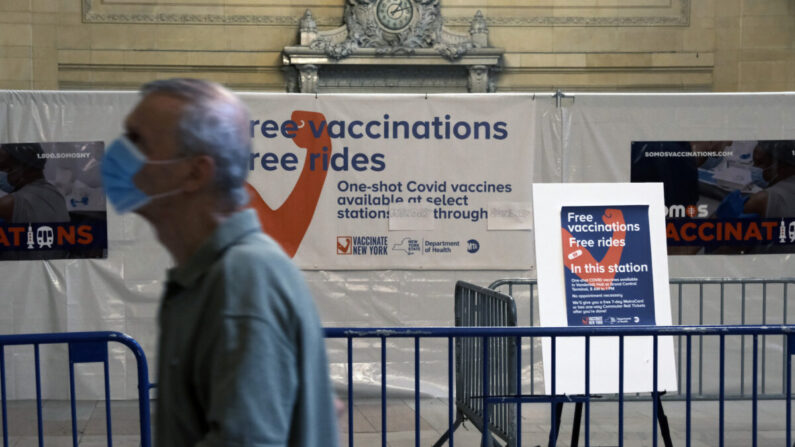 Un hombre pasa junto a la información sobre vacunas en la Terminal Grand Central en la ciudad de Nueva York el 27 de julio de 2021 (Spencer Platt / Getty Images).