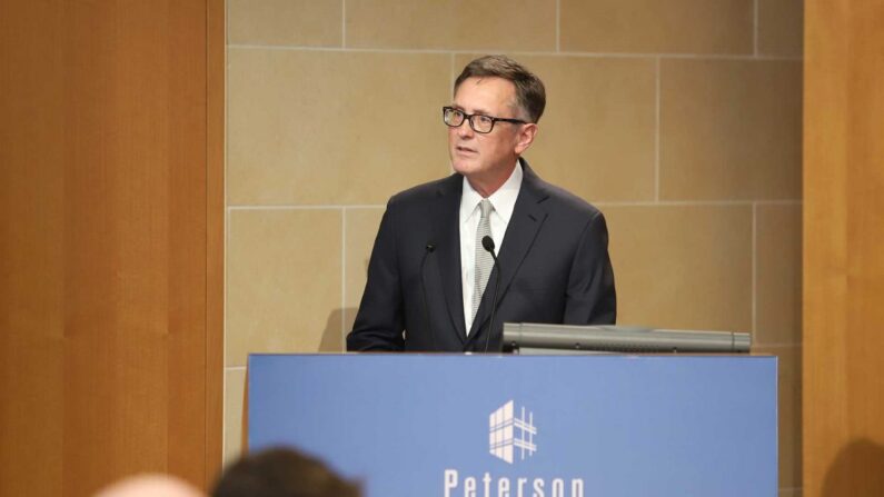 El vicepresidente de la Reserva Federal, Richard H. Clarida, presenta sus ideas sobre las perspectivas económicas y la política monetaria en el Peterson Institute en Washington, el 25 de octubre de 2018 (Jeremey Tripp/Peterson Institute).