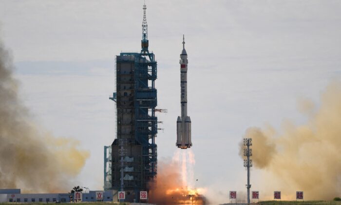 Un cohete Long March-2F, que transporta la nave espacial Shenzhou-12 y una tripulación de tres astronautas, despega del Centro de Lanzamiento de Satélites Jiuquan, en el desierto de Gobi, en China, el 17 de junio de 2021. Esta es la primera misión con tripulación a la nueva estación espacial de China. (Greg Baker/AFP a través de Getty Images)