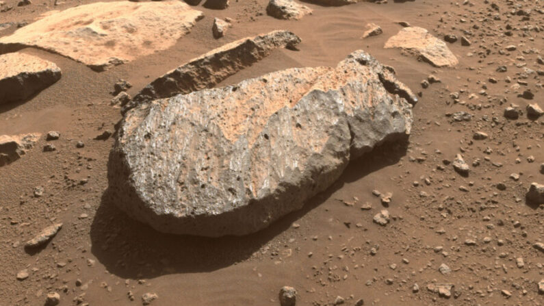 Un primer plano de la roca, apodada "Rochette", que el equipo científico del Perseverance examinará para determinar si debe tomar una muestra de núcleo de roca de ella. (Cortesía de NASA/JPL-Caltech)