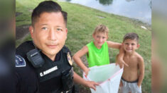 Policía se sorprende al encontrar a un par de niños dentro de un estanque «recogiendo basura»