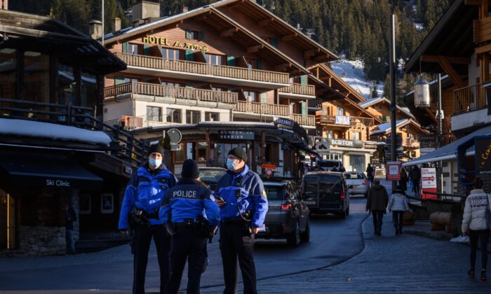Un grupo de agentes de policía en la estación alpina de Verbier (Suiza) el 22 de diciembre de 2020. (Abrice Coffrini/AFP vía Getty Images)