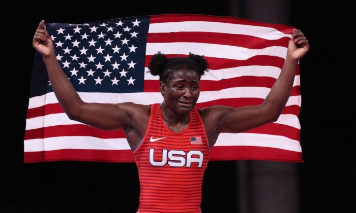 La estadounidense Tamyra Mariama Mensah-Stock celebra su victoria frente a la nigeriana Blessing Oborududu tras el combate final de lucha libre femenina de 68 kg durante los Juegos Olímpicos de Tokio 2020 en el Makuhari Messe de Tokio, el 3 de agosto de 2021. (Jack Guez/AFP vía Getty Images)