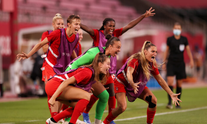 Las jugadoras del equipo de Canadá celebran el primer gol de su equipo marcado por Jessie Fleming #17 del equipo de Canadá (no aparece en la foto) durante el partido de la semifinal femenina entre Estados Unidos y Canadá en el décimo día de los Juegos Olímpicos de Tokio en el estadio de Kashima el 2 de agosto de 2021 en Kashima, Ibaraki, Japón. (Naomi Baker/Getty Images)