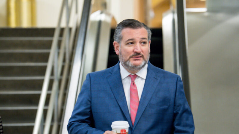 El senador Ted Cruz (R-Texas) abandona el Capitolio en Washington el 9 de agosto de 2021. (Liz Lynch/Getty Images)