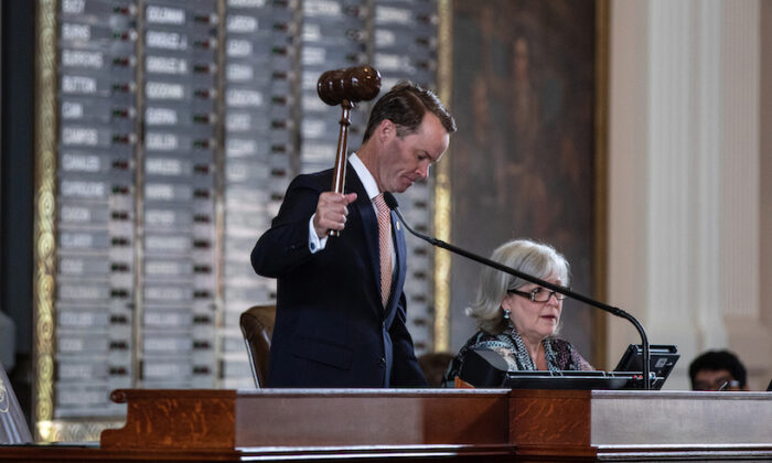 Presidente de la Cámara de Representantes de Texas, Dade Phelan, da el golpe de martillo en la sesión especial de la 87ª Legislatura en la Cámara de Representantes en el Capitolio del Estado en Austin, Texas, el 8 de julio de 2021. (Tamir Kalifa/Getty Images)