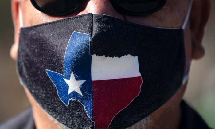 El director de ingeniería del hotel San José, Rocky Ontiveros, lleva una mascarilla con temática tejana en Austin (Texas) el 3 de marzo de 2021. (Montinique Monroe/Getty Images)