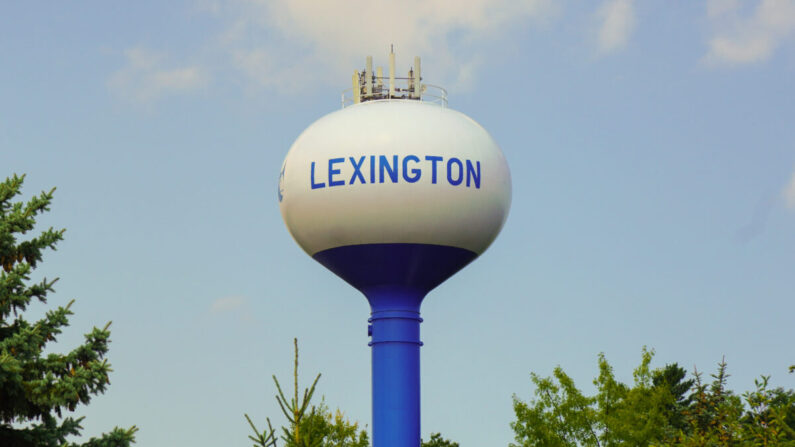 La torre de agua municipal en el pueblo de Lexington, Michigan, ubicada a orillas del lago Huron en el área de Thumb de Michigan el 23 de agosto de 2021. (Steven Kovac/Epoch Times)