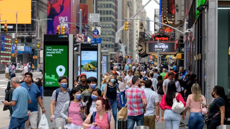 Gente camina por Times Square en la ciudad de Nueva York el 13 de julio de 2021. (Angela Weiss/AFP a través de Getty Images)