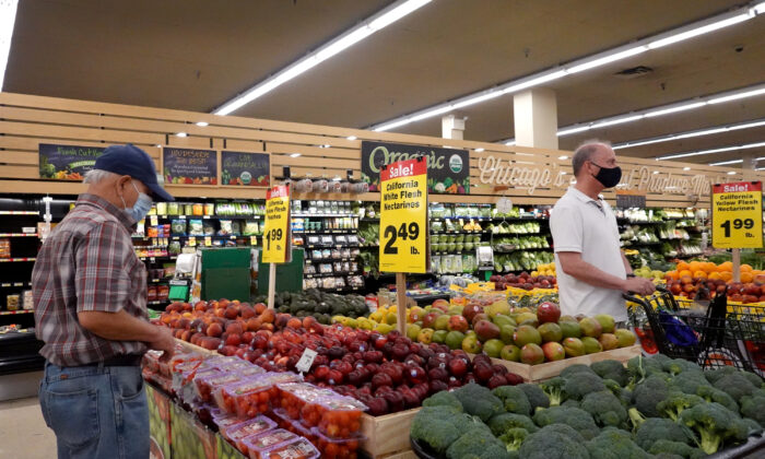 Unos clientes compran productos en un supermercado en Chicago (Illinois) el 10 de junio de 2021. (Scott Olson/Getty Images)