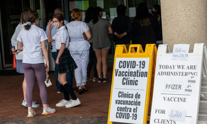 Las personas llegan para recibir vacunas COVID-19 en la clínica de vacunación del Centro Gubernamental de Fairfax, Virginia, el 13 de mayo de 2021. (Andrew Caballero-Reynolds/AFP vía Getty Images)
