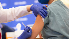 Empresas ahora deducen $50 de sueldo mensual a los trabajadores no vacunados: Firma consultora