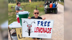 Niño ofrece limonada gratis a motociclistas y recauda 30,000 dólares para hospital infantil