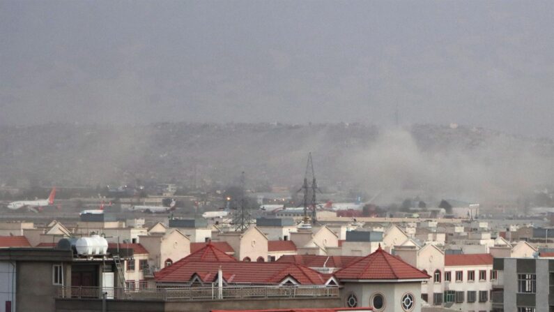 Humo de la explosión frente al aeropuerto internacional Hamid Karzai, en Kabul, Afganistán, el 26 de agosto de 2021. (EFE/EPA/AKHTER GULFAM)
