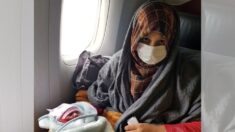 Mujer afgana da a luz a bordo de un vuelo de evacuación con ayuda del personal aéreo