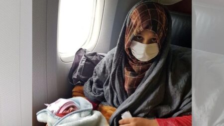 Mujer afgana da a luz a bordo de un vuelo de evacuación con ayuda del personal aéreo