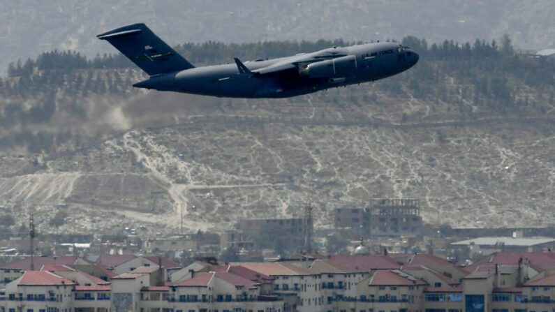 Un avión de la Fuerza Aérea de EE.UU. despega del aeropuerto de Kabul, Afganistán, el 30 de agosto de 2021. (Aamir Qureshi/AFP a través de Getty Images)