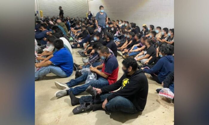 Un grupo de inmigrantes ilegales en un centro de detención tras ser detenidos por agentes de la Patrulla Fronteriza de Estados Unidos cerca de Laredo, Texas, el 16 de abril de 2021. (Aduanas y Patrulla Fronteriza de EE.UU.)
