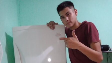 Joven argentino con 3 trabajos comparte foto con su primer refrigerador: “Lo compré con mi esfuerzo”