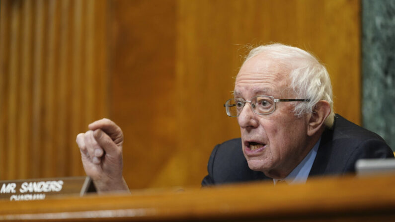 El presidente del Comité Presupuestario del Senado, el senador Bernie Sanders, I-Vt. habla durante una audiencia en el Capitolio que examina los salarios de las grandes corporaciones rentables el 25 de febrero de 2021 en Washington. (Susan Walsh-Pool / Getty Images)