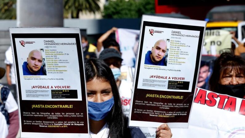 Integrantes de colectivos de familiares de desaparecidos se manifiestan por las principales avenidas pidiendo justicia en la Ciudad de México (México). EFE/Carlos Ramírez/Archivo