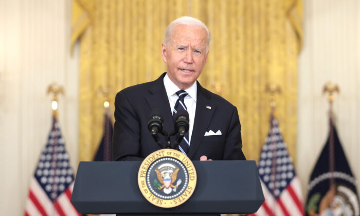 El presidente de Estados Unidos, Joe Biden, pronuncia un discurso en la Sala Este de la Casa Blanca en Washington el 18 de agosto de 2021. (Anna Moneymaker/Getty Images)