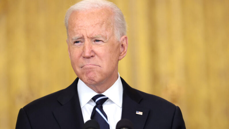 El presidente Joe Biden hace una pausa mientras pronuncia un discurso en la Casa Blanca en Washington el 18 de agosto de 2021. (Anna Moneymaker/Getty Images)